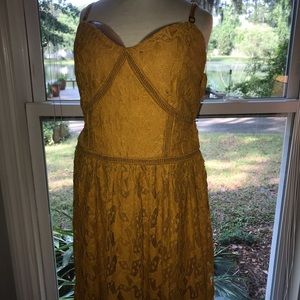 yellow lace star pattern dress
